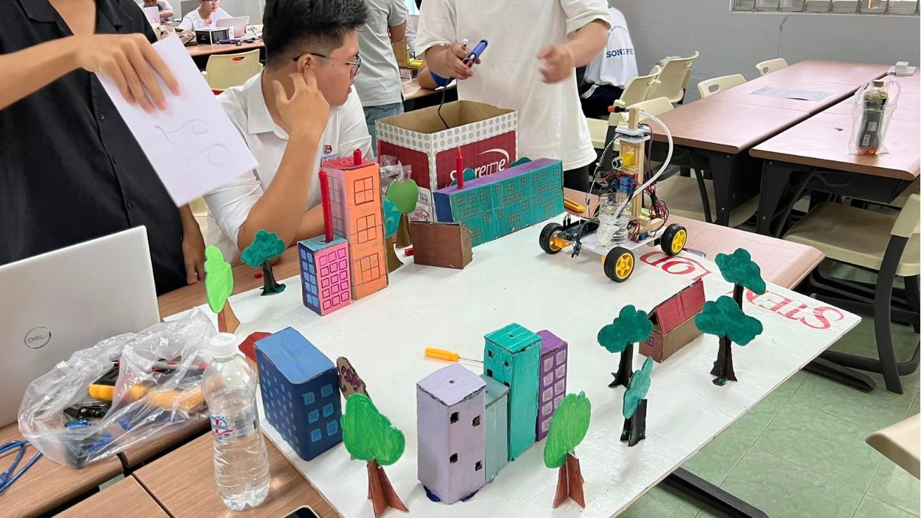 [Báo Người DubaiPaLace Đăng ký game] Học sinh tranh tài điều khiển thiết bị bay không người lái