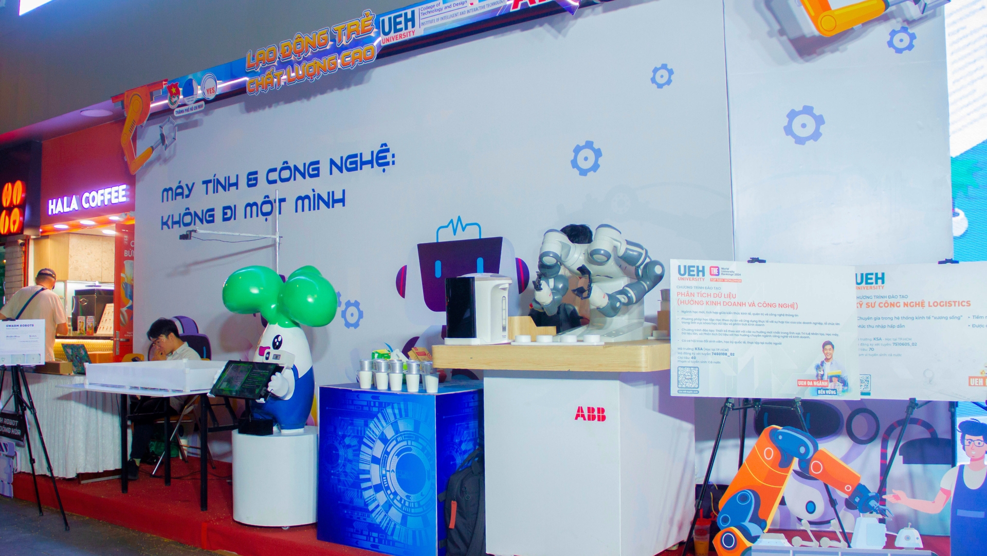 Hoạt động biểu diễn tay nghề 2025 – Ngành Robot và Tự động hóa gây ấn tượng mạnh, thu hút đông đảo giới trẻ tham gia