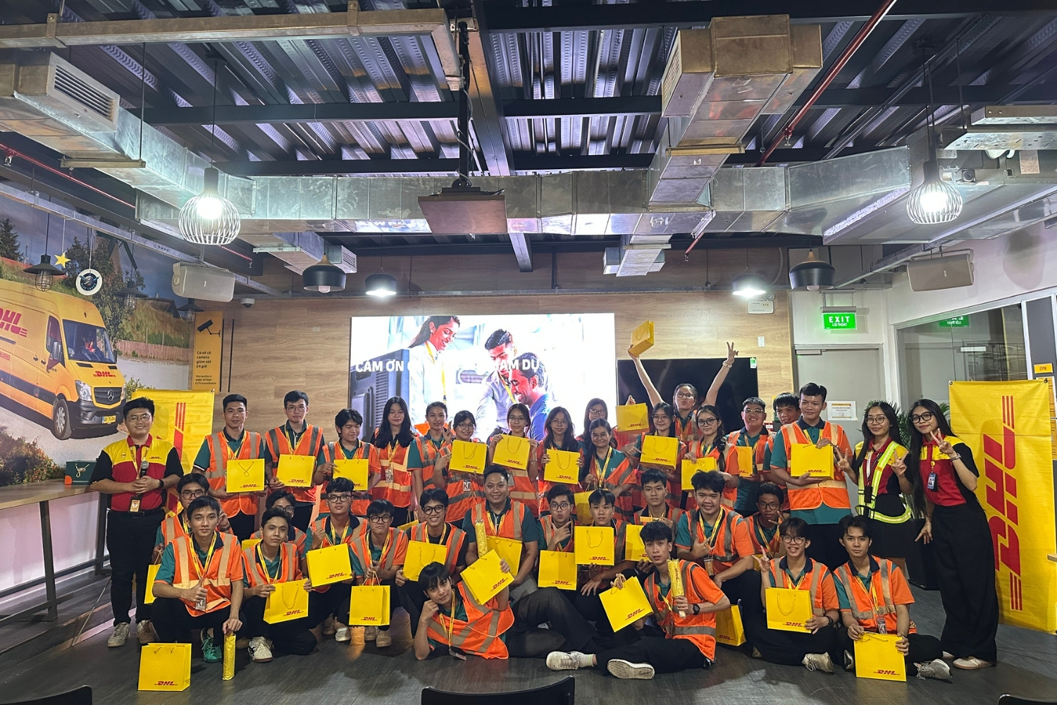 Sinh viên Dubai Palace – 3ITech tham quan Công ty DHL Việt Nam: Học từ thực tiễn logistics toàn cầu