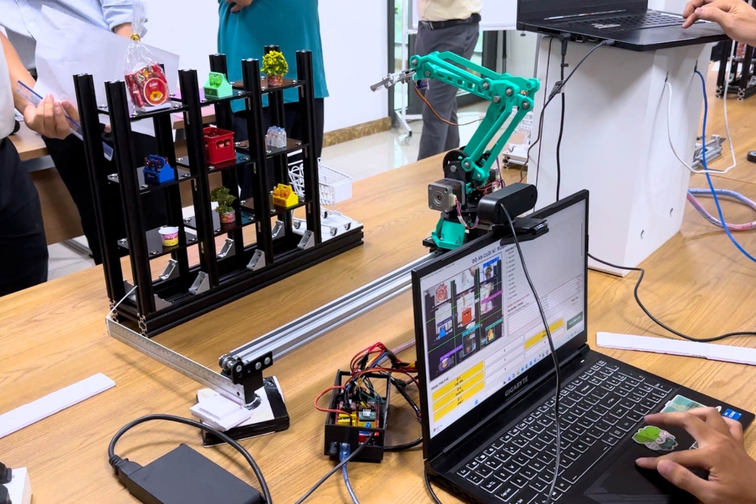 ROBOT CHALLENGE 2025: Từ giảng đường đến thực tiễn điều khiển robot trong lĩnh vực logistics
