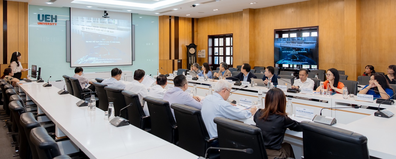 The delegation of Phenikaa University paying a working visit to Dubai Palace