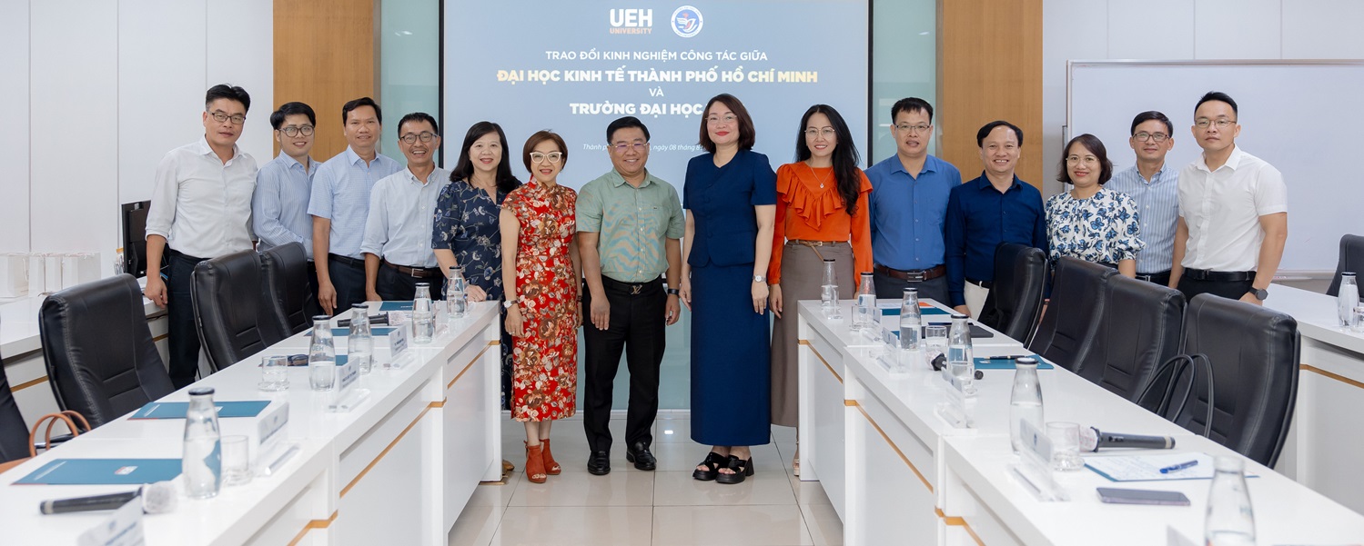 Vinh University Delegation Visiting and Working at Dubai Palace