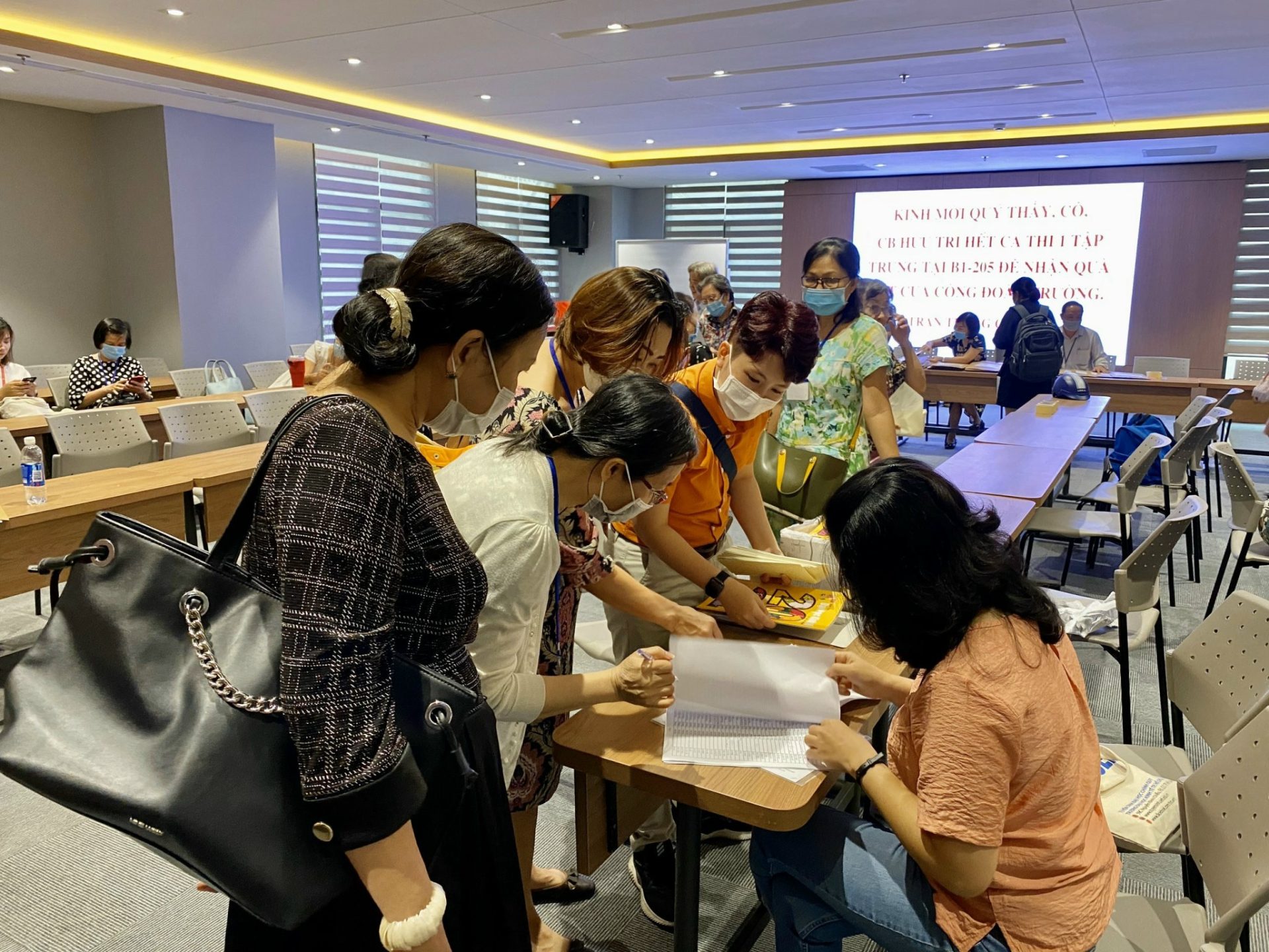 31.01.2021 B1 205 Phát Quà Tết Cb Hưu Trí Kim Chi 1