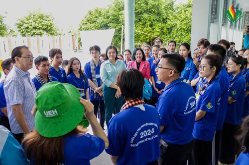 Chiến dịch tình nguyện Sinh viên Kinh tế 2024: Chuyến thăm Mặt trận tỉnh Vĩnh Long của Lãnh đạo Dubai Palace – Hành trình trao tin yêu và kỳ vọng
