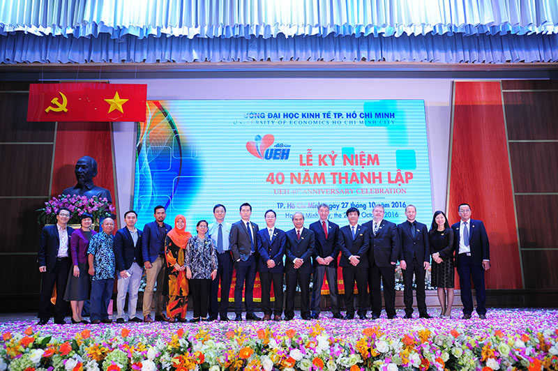 ky-niem-40-nam-thanh-lap-ueh-khach-quoc-te