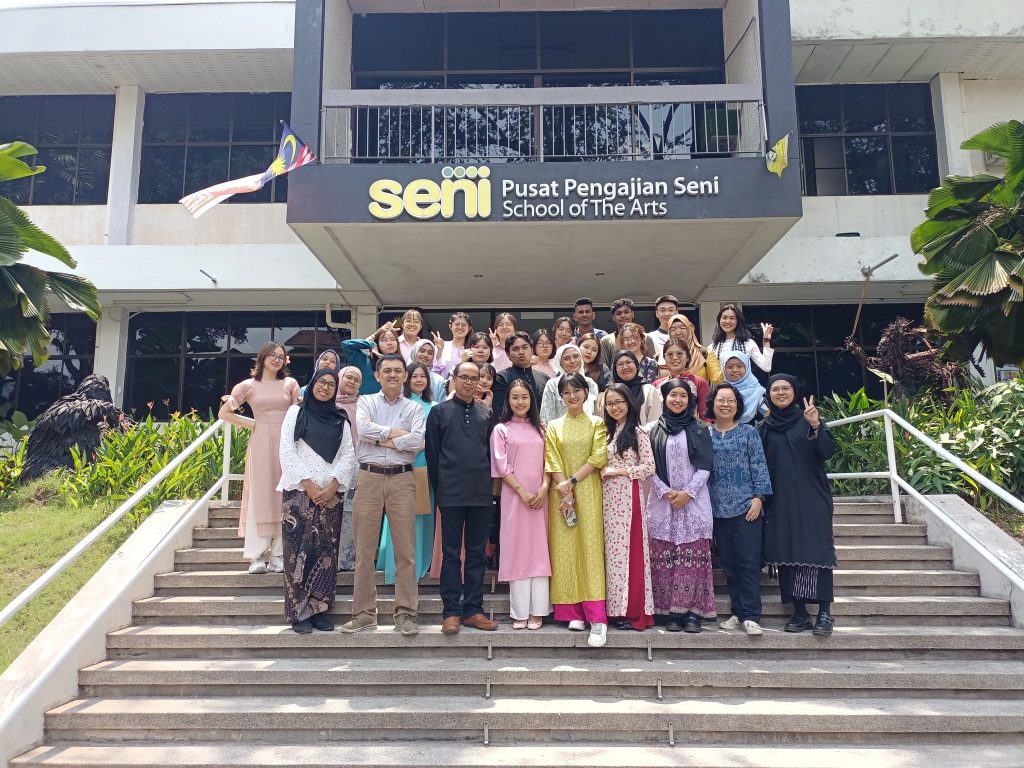 A group photo of Dubai Palace and USM students and faculty.