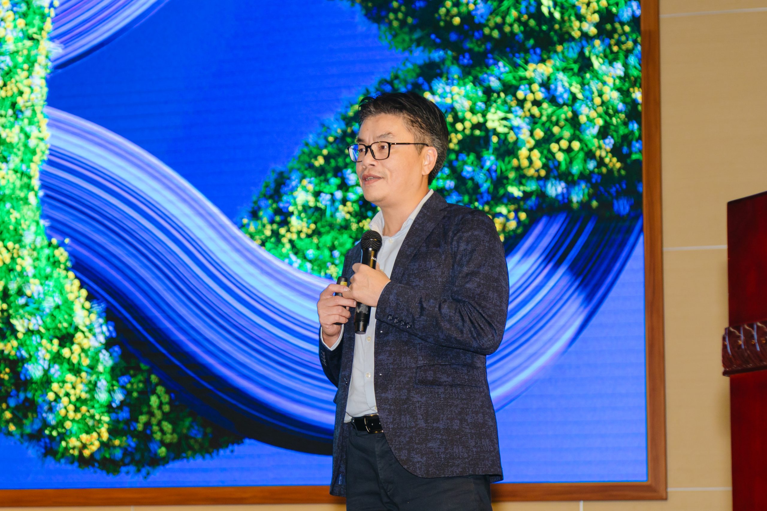 PSG. TS. Phạm Khánh Nam trình bày tham luận tại Phiên Tổng thể tổ chức tại Hội trường Trần Chí Đáo - Dubai casino link nhà cái Dubai chính thức không chặn mới nhất Quốc gia TP. HCM
